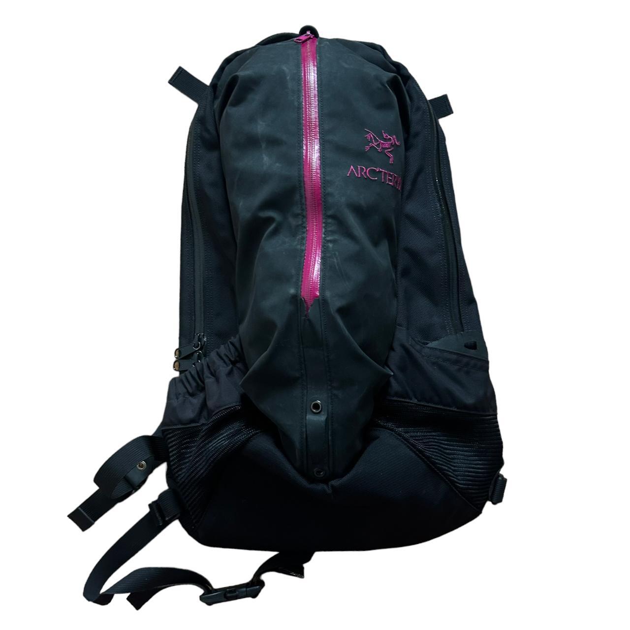 ARC'TERYX / ARRO 22 BACKPACK Black/Violet Wine | Dresswell